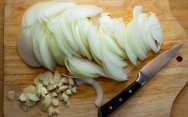 рецепт Как правильно нарезать лук и чеснок