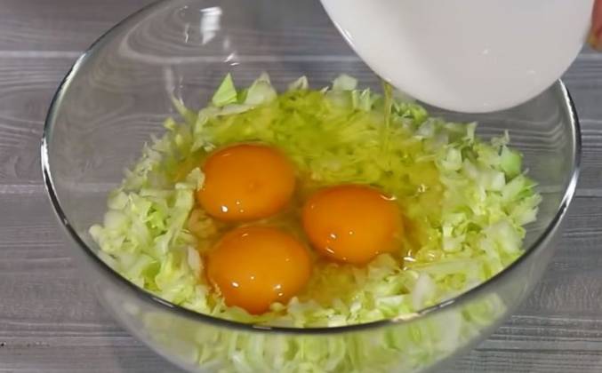 Капуста с яйцом на сковороде