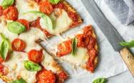 рецепт Диетическая пицца из цветной капусты, сыра и помидоров