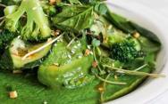 рецепт Зеленый омлет с брокколи, шпинатом, авокадо и огурцом