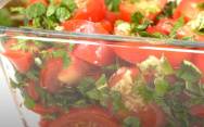 рецепт Закусочный салат из помидор с мятой и чесноком