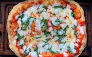 рецепт Домашняя пицца с томатным соусом, сыром и базиликом