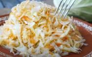 рецепт Хрустящий салат из капусты, морковкой и чесноком