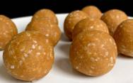 рецепт Полезные арахисовые конфеты шарики с кунжутом