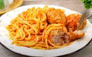 рецепт Паста спагетти с тефтелями в томатном соусе на сковороде