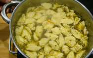 рецепт Суп с курицей, картошкой и чесночными галушками
