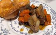 рецепт Тушеная говядина с изюмом и овощами на сковороде