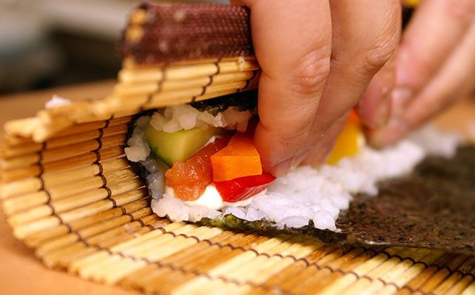 Приготовить суши дома или заказать доставку: что выгоднее и вкуснее?