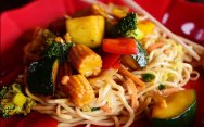 рецепт Обжаренные овощи с рисовой лапшой