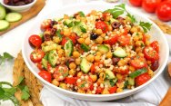 рецепт Средиземноморский салат из нута, помидоров, красного перца и огурца