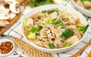рецепт Азиатский грибной суп с лапшой и тофу