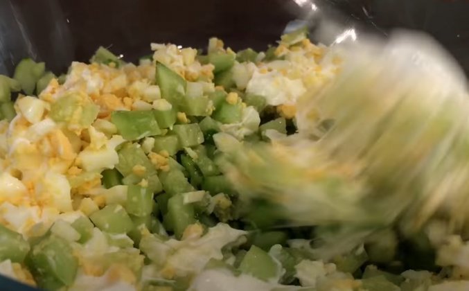 салат с сыром яйцом и огурцом