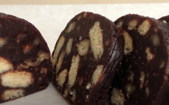 Классические шоколадные колбаски из печенья и какао рецепт