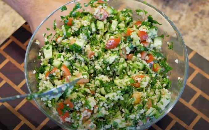 Салат с булгуром, овощами, зеленью и помидорами рецепт