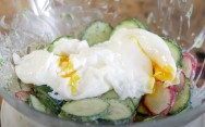 рецепт Зеленый салат из яйца, редиски, огурцом и луком
