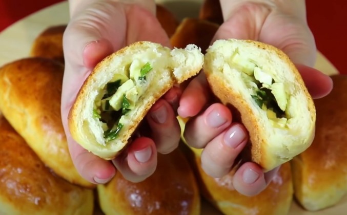 Ленивые пирожки с зеленым луком и яйцом на сковороде