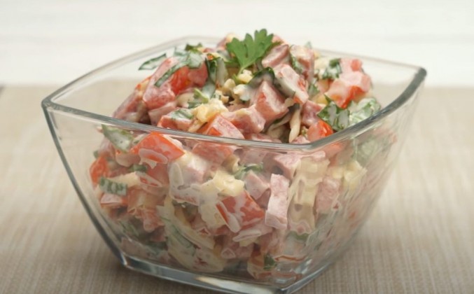 Салат гусарский с помидорами и колбасой рецепт
