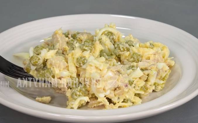 Салат с вареной курицей, сыром, яйцом и горошком рецепт