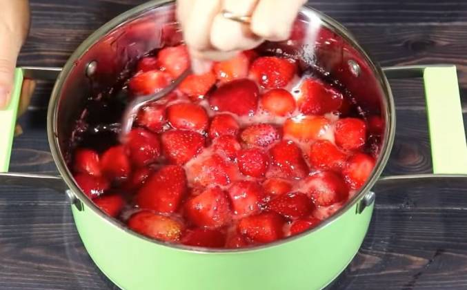 Варенье из клубники с целыми ягодами без варки рецепт с фото пошагово