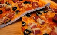 рецепт Быстрая пицца с колбасой и сыром Ирины Хлебниковой