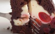 рецепт Шоколадно творожный пирог с вишней