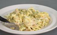 рецепт Салат с вареной курицей, сыром, яйцом и горошком
