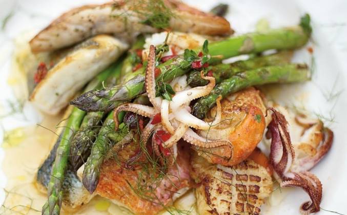 Жаренная рыба с кальмаром и спаржей на сковороде рецепт
