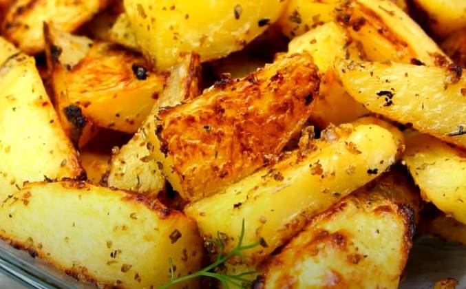 Картошка с золотистой корочкой и сыром в духовке: все секреты приготовления