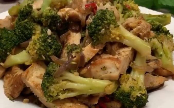 Салат с брокколи и курицей рецепт