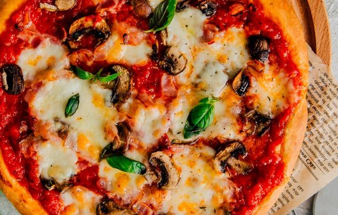 Пицца с беконом и грибами рецепт