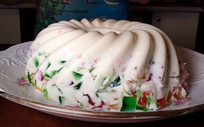 Желейный торт «Битое стекло» со сгущенкой и сметаной — рецепт с фото пошагово