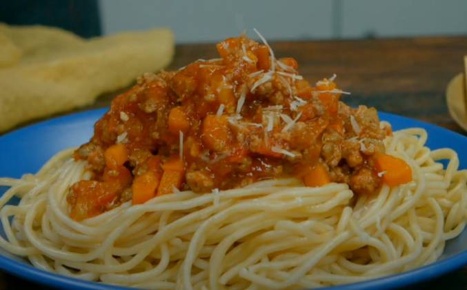 Рецепт: Спагетти с сырно-сливочным соусом - с мясом и овощами