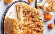 рецепт Пирог с персиками, абрикосами и сметанным суфле