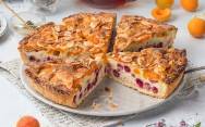 рецепт Вкусный пирог с абрикосами и крыжовником в духовке