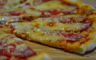 рецепт Пицца с колбасой, курицей и грибами в домашних условиях