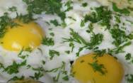 рецепт Простейший рецепт яичницы с сыром, луком и зеленью