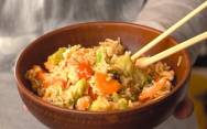 рецепт Рис с курицей и овощами на сковороде