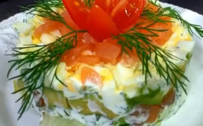 Салат с авакадо, яйцом и малосольной семги рецепт