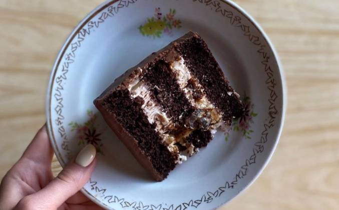 Творожный торт с черносливом, грецкими орехами и шоколадом