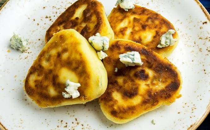 Сырники с мукой на сковороде с сыром Дорблю рецепт