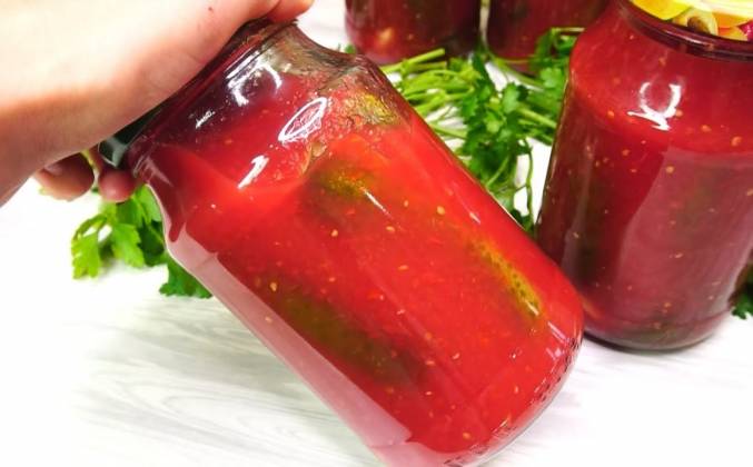 Огурцы в томатной заливке с чесноком на зиму рецепт фото пошагово и видео