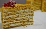 рецепт Домашний торт медовик с кремом из сметаны и сливок