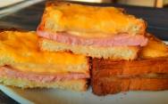 рецепт Горячие бутерброды в духовке с колбасой сыром