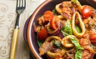 рецепт Вкусный теплый салат с кальмарами и помидорами