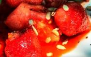 рецепт Салат клубника с помидорами на гриле