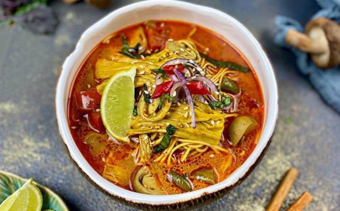 Тайский суп карри с лапшой и курицей