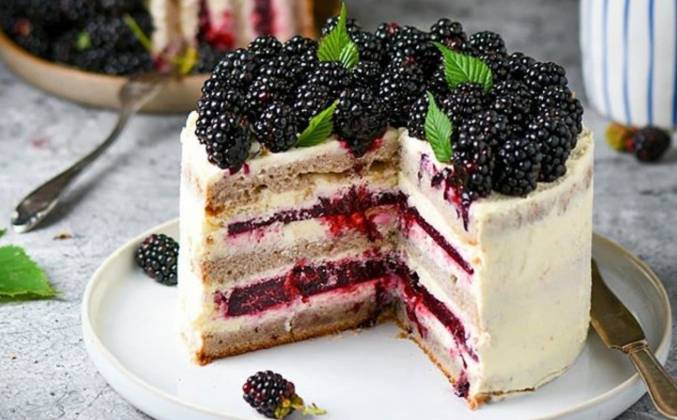 Ароматный бисквитный торт с ежевикой и красной смородиной – пошаговый рецепт приготовления с фото
