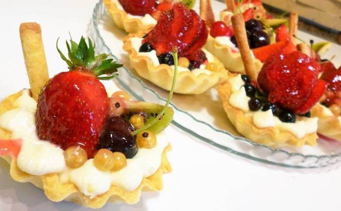 Сладкие тарталетки с творожным кремом и ягодами рецепт