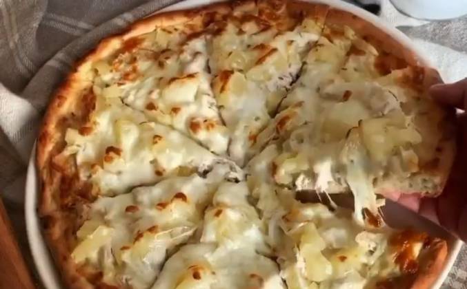 Пицца с курицей, ананасами и моцареллой рецепт