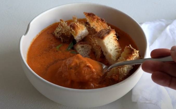 Томатный суп с чесноком и базиликом